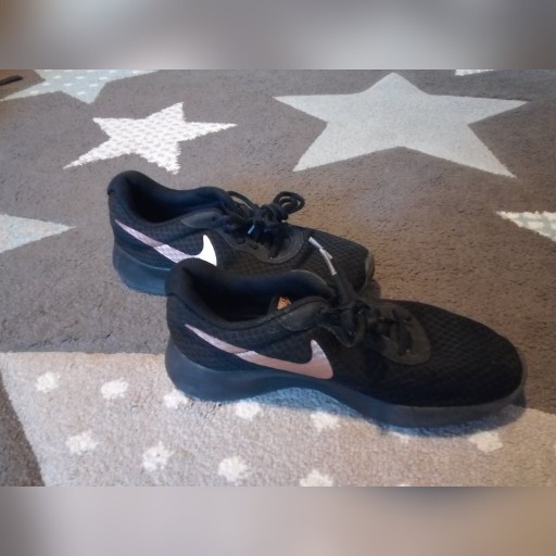 Zdjęcie oferty: Buty NIKE dla dziewczynki rozm. 36,5