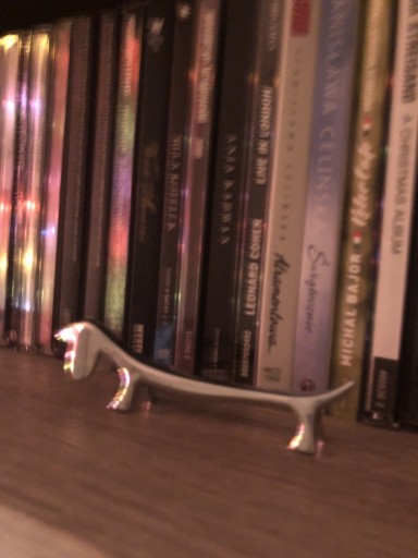 Zdjęcie oferty: Metalowa figurka pies jamnik koziołki kaligrafia