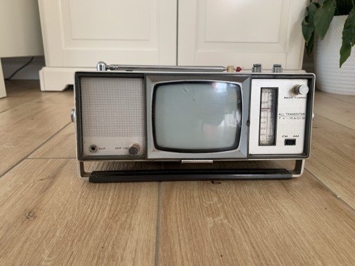 Zdjęcie oferty: Stary Telewizor przenośny UNIVERSUM FK100R Fm