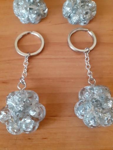 Zdjęcie oferty: Kocia łapka. Brelok na klucze. Srebrzyste.