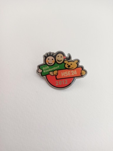 Zdjęcie oferty: Przypinka kolekcjonerska pin SOS Wioski Dziecięce 