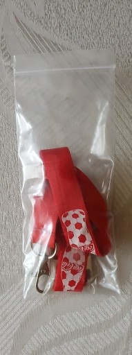 Zdjęcie oferty: SMYCZ COCA COLA Z OTWIERACZEM DO BUTELEK NA KAPSLE 