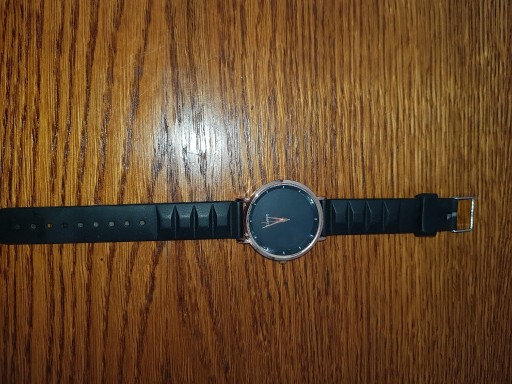 Zdjęcie oferty: Zegarki. Czarny zegarek  ze złotym kolorem .