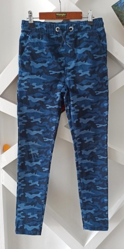 Zdjęcie oferty: Spodnie chłopięce jeans moro rm. 134