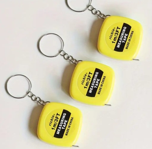 Zdjęcie oferty: Brelok z wysuwaną miarą – praktyczny gadżet do kluczy i torby DZIEŃ CHŁOPCA