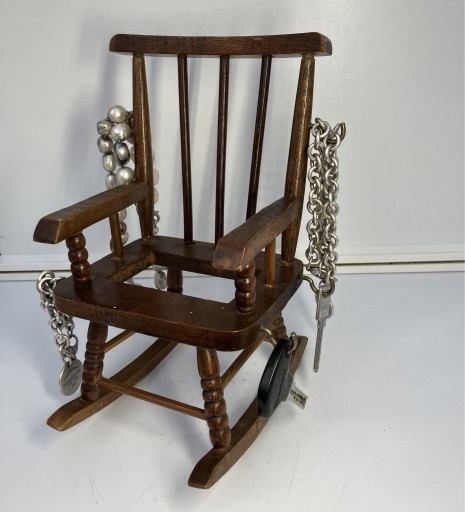 Zdjęcie oferty: krzesełko drewniane dla lalek do biżuterii kluczy 