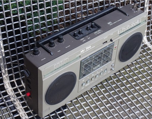 Zdjęcie oferty: RFT SKR 700 stary radiomagnetofon przenośny z DDR radio OK, deck nie działa