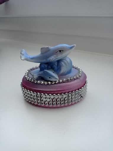 Zdjęcie oferty: Szkatułka porcelanowa na biżuterię morska delfiny