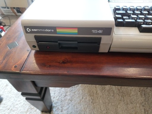Zdjęcie oferty: Commodore C64 plus dodatki