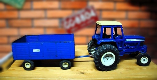 Zdjęcie oferty: Traktor FORD 7700 z Przyczepą The Big Blue, 1:12,