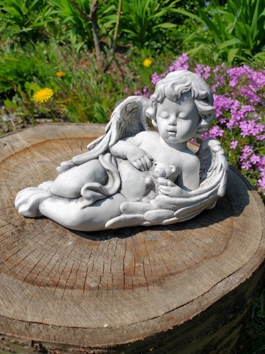 Zdjęcie oferty: Anioł leżący miś ogród figura beton taras cmentarz