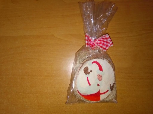 Zdjęcie oferty: Podstawek pod kubek świąteczny drewniany z siankiem Święty Mikołaj 8cm