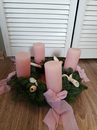 Zdjęcie oferty: Wieniec adwentowy na podkładzie z jodły nobillis