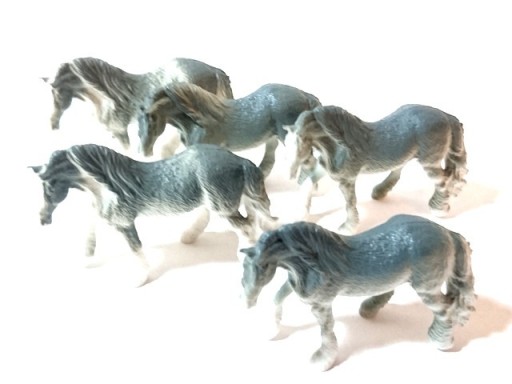Zdjęcie oferty: mini figurki zwierzęta domowe konie stado 5 szt.