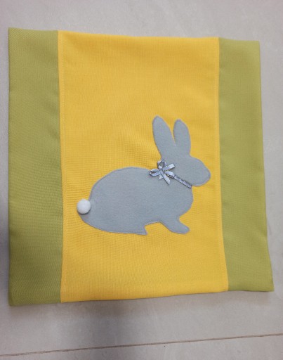 Zdjęcie oferty: Poszewka dekoracyjna na poduszkę z zajaczkiem.