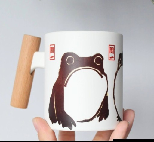 Zdjęcie oferty: Kubek z drewnianą rączką żaba, Trzy japońskie żaby, Grumpy frog, 330ml