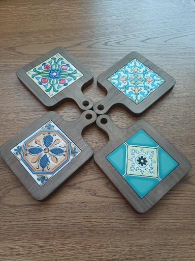 Zdjęcie oferty: Piękny komplet drewnianych deseczek z kaflami ceramicznymi 