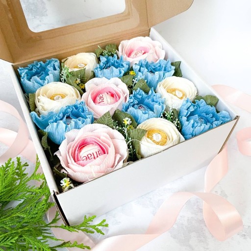 Zdjęcie oferty: Sweetbox z kwiatami i cukierkami (rozmiar S)