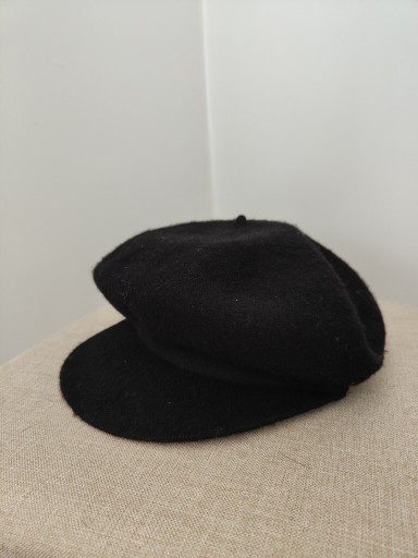 Zdjęcie oferty: Czarny beret z daszkiem 100% wełna 
