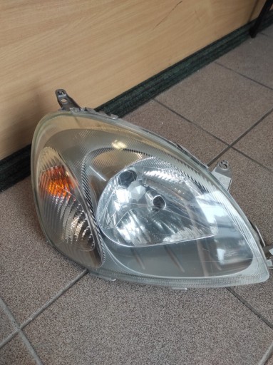 Zdjęcie oferty: TOYOTA YARIS lampa prawy przód 