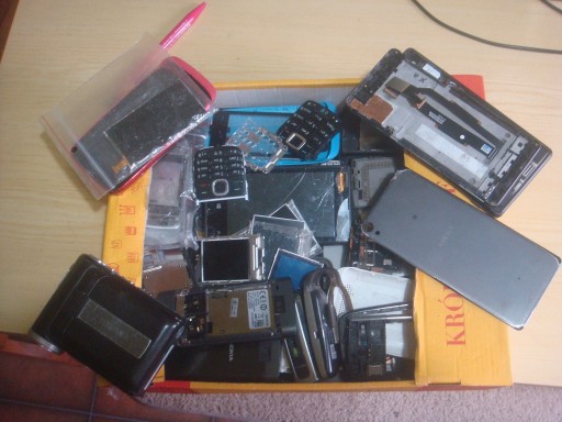 Zdjęcie oferty: części, pozostałości po telefonach
