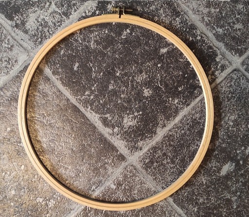 Zdjęcie oferty: duże drewniane koło / tamborek do haftowania 