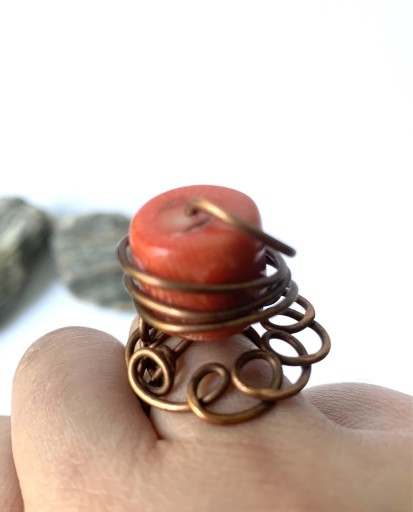Zdjęcie oferty: Miedziany pierścionek z koralem