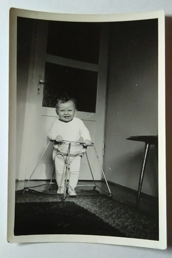 Zdjęcie oferty: Dziecko w chodziku 1966 r. Polska PRL