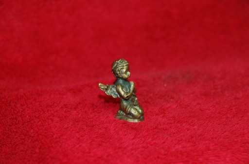 Zdjęcie oferty: Anioł się modli - figurka z brązu - miniatura