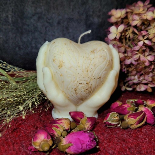 Zdjęcie oferty: Świeca dekoracyjna Serce w dłoni z wosku sojowego 
