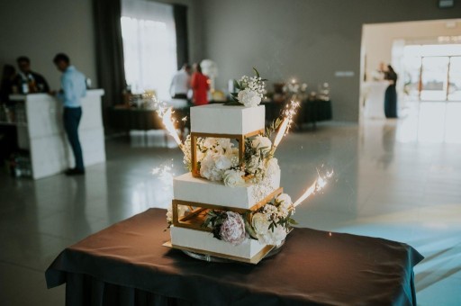 Zdjęcie oferty: Stojak stelaż na tort weselny 3 piętrowy; złoty