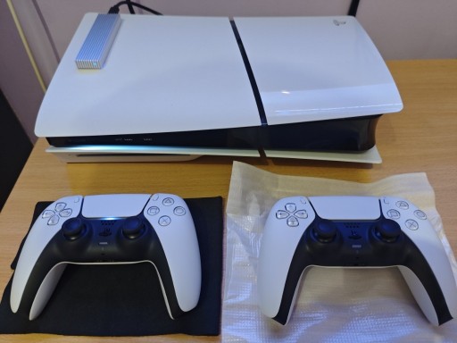 Zdjęcie oferty: Konsola PS5 PLAYSTATION 5 SLIM 1TB + SSD NVME 4TB + 200 GIER + 2 PADY + PS+