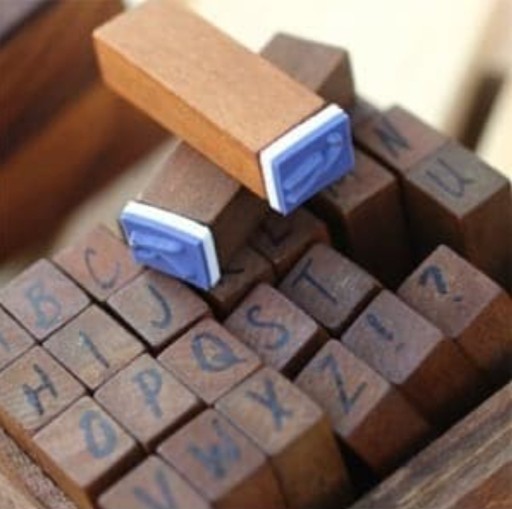 Zdjęcie oferty: Zestaw pieczątek alfabet/drewniana oprawa