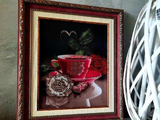 Zdjęcie oferty: Ręcznie haftowany obraz "Róża przy filiżance"
