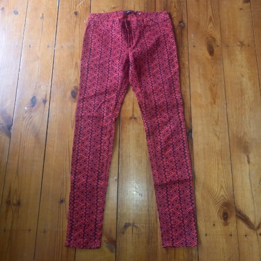 Zdjęcie oferty: czerwone spodnie rurki we wzory 