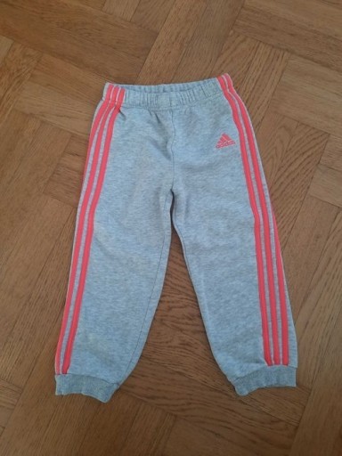 Zdjęcie oferty: Spodnie dresowe Adidas r.98