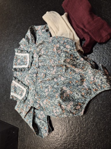 Zdjęcie oferty: Kombinezon niemowlecy w kwiaty z kołnierzykiem 80 H&M Adorables +rajstopy