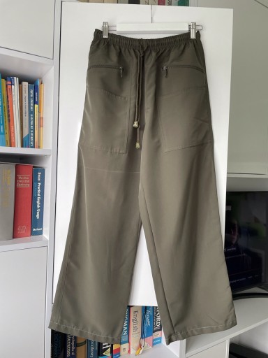 Zdjęcie oferty: Zielony letni komplet: spodnie i bezrękawnik z kapturem. Rozmiar XL.