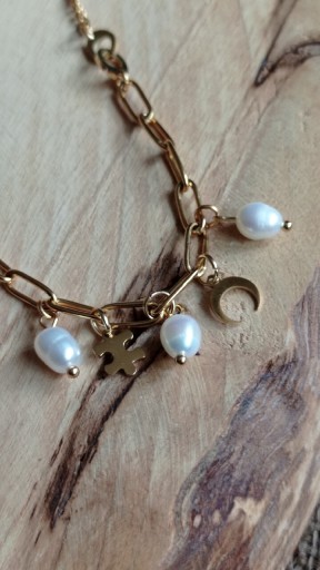 Zdjęcie oferty: Naszyjnik na łańcuszku z perłami i zawieszkami 
