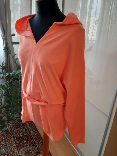 Zdjęcie oferty: Nowy, sliczny dres: bluza z kapturem i spodenki