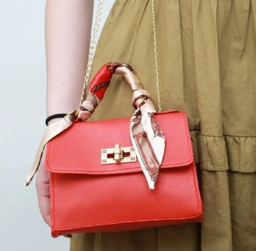 Zdjęcie oferty: Mała torebka damska czerwona na łańcuszku 