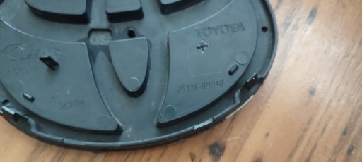 Zdjęcie oferty: Toyota Yaris II lift 09-11 emblemat przód