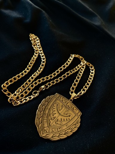 Zdjęcie oferty: Złoty łańcuszek z herbem klubu – personalizowany medalion dla kibica