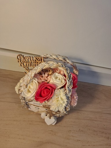 Zdjęcie oferty: Koszyczek z kwiatami mydlanymi prezent na komunię 