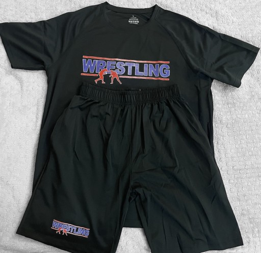 Zdjęcie oferty: T-shirt i spodenki z napisem “wrestling”