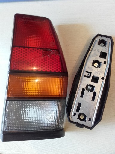 Zdjęcie oferty: VW Polo II 81-90 Lampa prawa tył z listwą