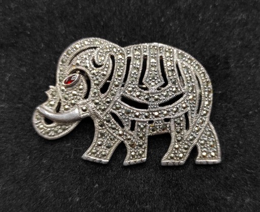 Zdjęcie oferty: Broszka srebrna z markazytami  słoń próba 925