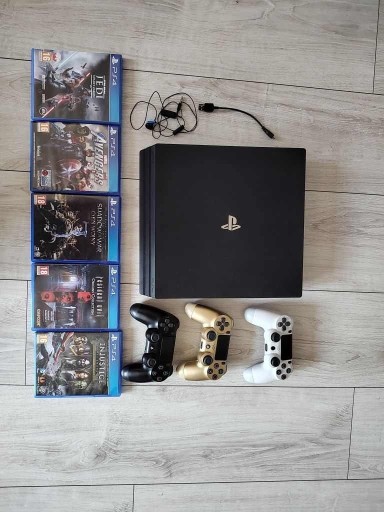 Zdjęcie oferty: Konsola PlayStation 4 pro  trzy pady