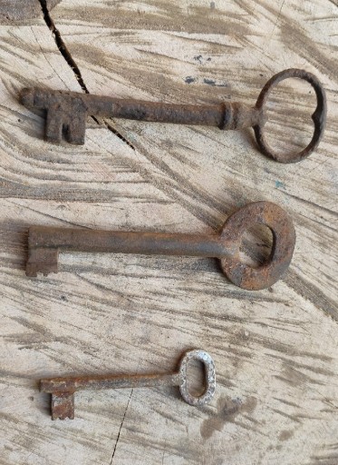 Zdjęcie oferty: Stare klucze do drzwi + 2 kłódki
