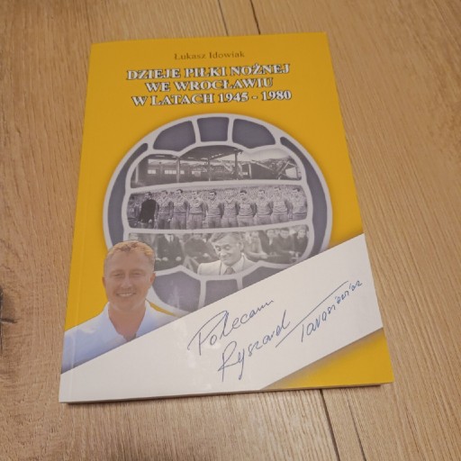 Zdjęcie oferty: Książka Dzieje piłki nożnej we Wrocławiu w latach 1945-1989 Łukasz Idowiak